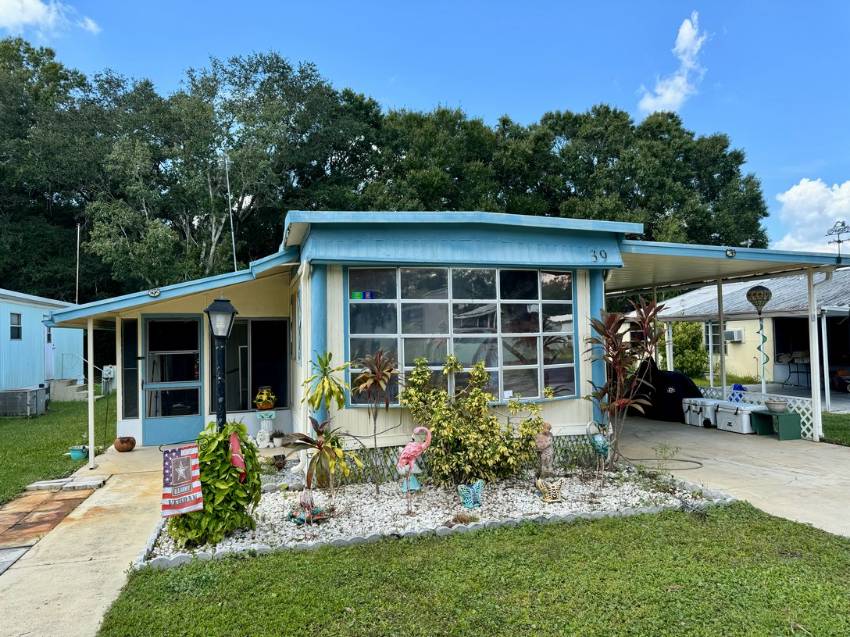 Auburndale, FL Mobile Home for Sale located at 39 Leisure Drive Central Leisure Lakes